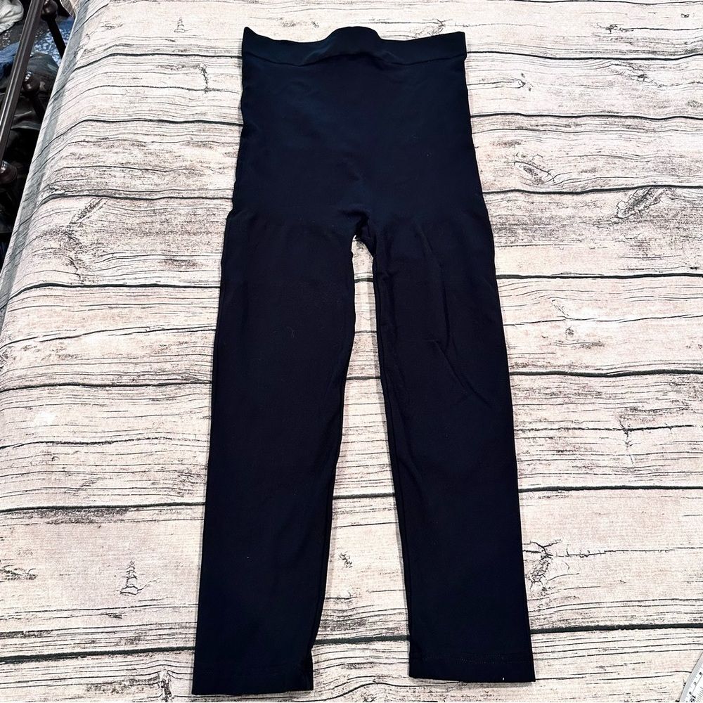 Blanqi Black Maternity Over The Bump Cropped Leggings; 21” inseam; Size Medium